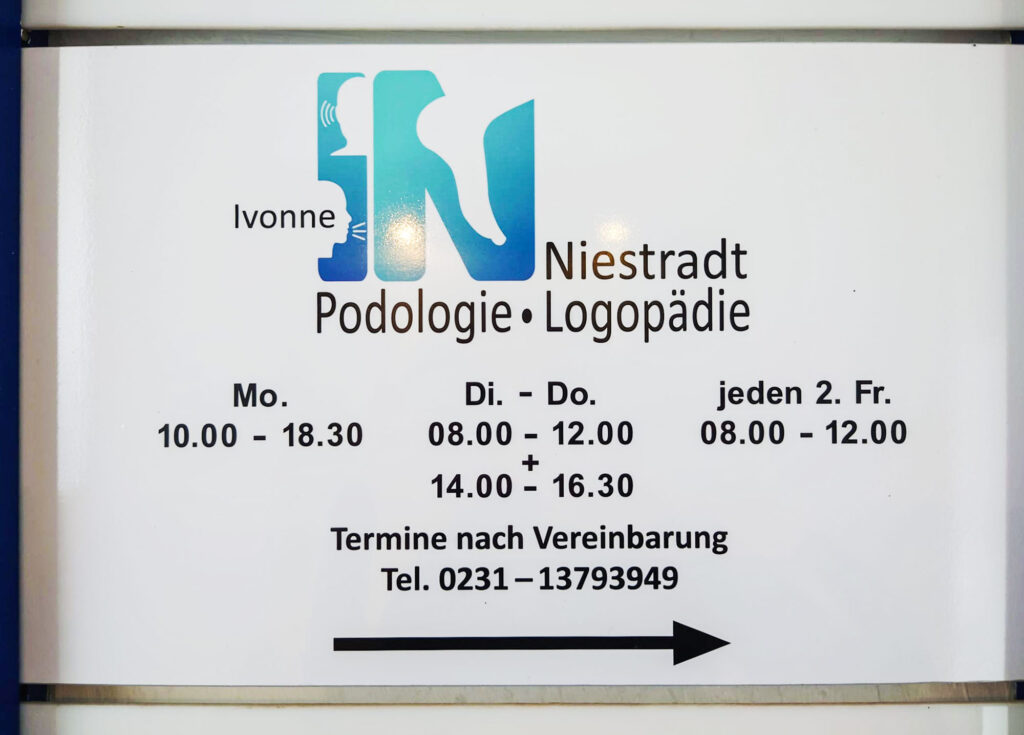 Firmenschild Podologie und Logopädie Niestradt
